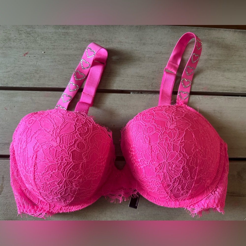 Victoria’s Secret Very Sexy push up bra! New with no tags!